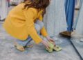 Donna prova eleganti scarpe da città in una boutique italiana, con un'ampia scelta in sottofondo