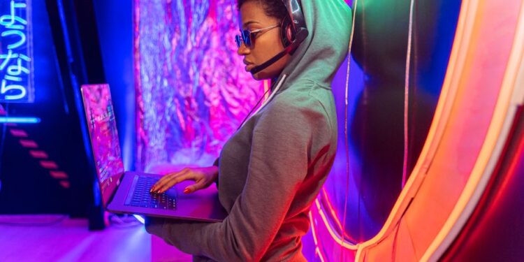Una donna concentrata che utilizza un laptop con un'interfaccia AI, con uno scudo stilizzato che simboleggia la protezione della privacy sullo schermo.