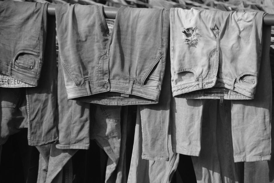 Abito e camicia appesi su un appendiabiti, mostrando l'assenza di pieghe, simbolo della scelta di tessuti anti-piega per il viaggio di lavoro.