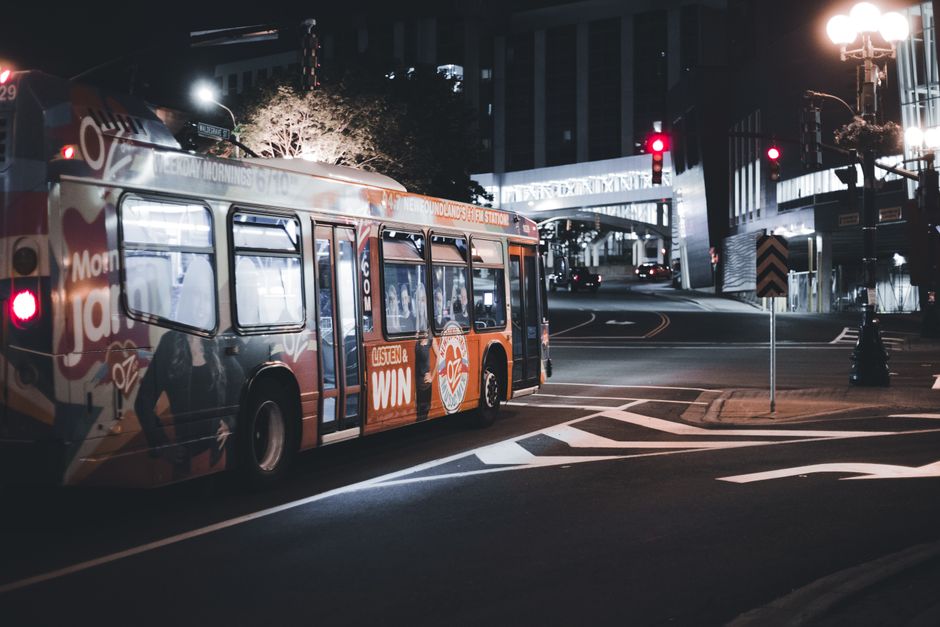 Moderní dálkový autobus projíždějící malebnou ulicí historického města, zdůrazňující dostupnost autobusové dopravy.
