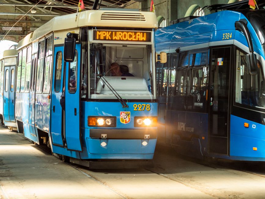 Moderní tramvaj projíždějící rušnou ulicí evropského města