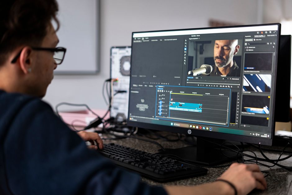 Žena sedící u stolu a pracující s AI nástroji, symbolizující produktivitu a automatizaci v digitálním prostředí.