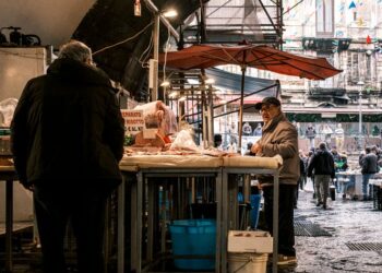 Un vivace mercato di street food italiano con bancarelle colorate e persone che passeggiano