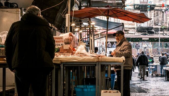 Un vivace mercato di street food italiano con bancarelle colorate e persone che passeggiano