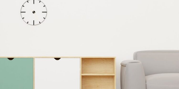 Moderní, uklizený obývací pokoj s nádechem minimalismu, ideální pro sezónní reset domova.