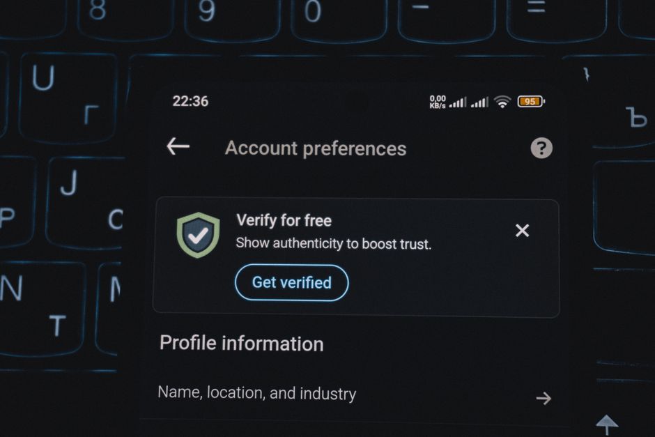 Detailní pohled na obrazovku chytrého telefonu zobrazující aplikaci pro dvoufázové ověření s generovaným kódem.