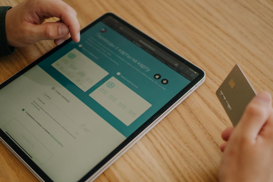 Virtuální platební karta s detailem čísla a datem platnosti zobrazená na monitoru počítače, s ikonou zámku v pozadí.
