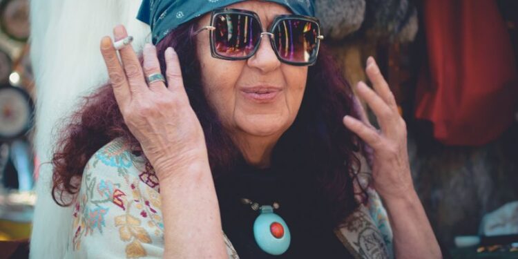 Žena zkouší kombinovat staré oblečení s doplňky, aby osvěžila outfit.